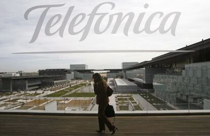 Imagen del edificio de la sede de Telefónica, situado en el PAU de Las Tablas, en Madrid, junto a la M-40.