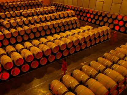 Barricas de vino en las bodegas que el Grupo Miguel Torres tiene en Vilafranca del Pened&eacute;s. 