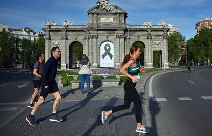 Corredores en la Puerta de Alcalá de Madrid el sábado pasado.