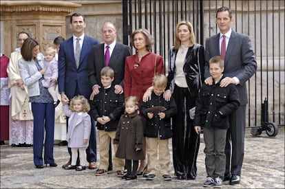 La infanta Elena y Jaime de Marichalar fueron los primeros en caerse del posado real en la misa del Domingo de Resurrección en Palma. En noviembre de 2007, anunciaban su separación y en la foto familiar de 2008 aparecían los Reyes, los príncipes de Asturias con sus dos hijas, y los duques de Palma, con sus cuatro hijos. La infanta Elena y sus dos hijos sí acudieron a la misa, pero llegaron algo más tarde para evitar el posado ante los fotógrafos.