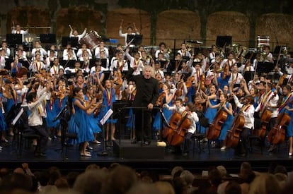 Simon Rattle durante el concierto de ayer en Salzburgo con los jóvenes de la Orquesta Sinfónica Nacional Infantil de Venezuela.