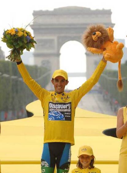 Alberto Contador, ayer en el podio de París.