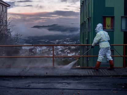 Un operario municipal desinfecta una calle el pasado viernes en Ourense.