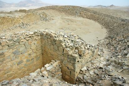 El complejo está integrado por el llamado templo fortificado que está rodeado por tres murallas en lo alto de una colina.