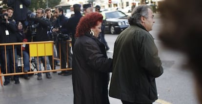 Consuelo Ciscar y José Maria Lozano, a la salida del juicio de Camps el pasado 13 de diciembre.