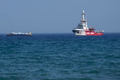 El buque con ayuda humanitaria de Open Arms antes de partir rumbo a Gaza para transportar ayuda humanitaria este sábado.