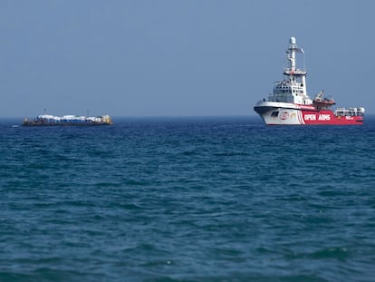 El buque con ayuda humanitaria de Open Arms antes de partir rumbo a Gaza para transportar ayuda humanitaria este sábado.