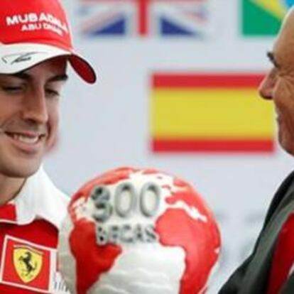 El presidente del Banco de Santander, Emilio Botín, y el piloto de Ferrari Fernando Alonso, durante el acto de entrega de las becas Fórmula Santander a estudiantes de universidades españolas, hoy en Valencia.