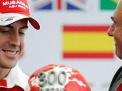 El presidente del Banco de Santander, Emilio Botín, y el piloto de Ferrari Fernando Alonso, durante el acto de entrega de las becas Fórmula Santander a estudiantes de universidades españolas, hoy en Valencia.