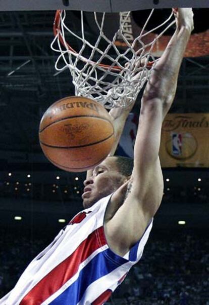 Prince, de los Pistons, en un mate durante el último cuarto del partido.