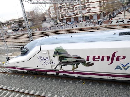 El AVE de Valencia a su entrada a la estaci&oacute;n el d&iacute;a de su inauguraci&oacute;n en 2010.