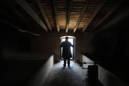 Javier Cercas en el desv&aacute;n de la casa de su familia, en Ibahernando.