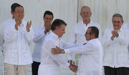 Santos e Timochenko, depois de assinar o primeiro acordo de paz em setembro.