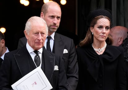El rey Carlos III, acompañado de los príncipes de Gales, Guillermo y Kate Middleton, a la salida del funeral de la duquesa de Kent, el 16 de septiembre de 2025. 