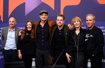 Desde la izquierda, el productor Drew Vinton, la productora experta en documentales Sarah Anthony, el director Nenad Cicin-Sain, el productor Matt Damon, la periodista y productora Vesna Andree Zaimovic y el guionista y periodista Bill S. Carter, en la rueda de prensa en Berlín de 'Kiss The Future'.