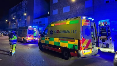 Dos ambulancias del Summa 112, en el lugar del incendio, en la calle Puerto de Somosierra de Torrejón de Ardoz.