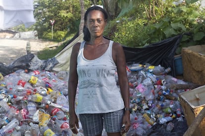 El 70% de los recicladores de América Latina siguen trabajando en vertederos a cielo abierto en condiciones insalubres. Aida Luz lo lleva haciendo nueve años en el botadero de la ciudad de Quibdó, en el Pacífico colombiano, por diez euros al día con los que sobrevive y mantiene a sus hijos y nietos. Ahora, el paulatino cierre de vertederos previsto en muchos países del continente puede representar una oportunidad para mejorar las condiciones de vida de sus recicladores informales