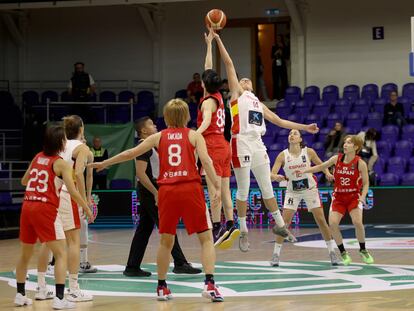 Himawari Akaho y Raquel Carrera saltan a por el balón durante el Preolímpico de baloncesto femenino, celebrado en Sopron, Hungría.