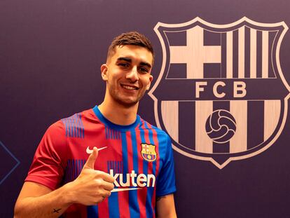 Ferran Torres posa con la camiseta del Barcelona, su nuevo club.