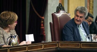 La diputada popular Celia Villalobos muestra su voto a Jesús Posada, presidente del Congreso.