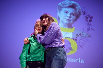 Rozalén y Raquel Orantes en el acto de homenaje a Ana, su madre asesinada hace 25 años por su exmarido en un pueblo de Granada.