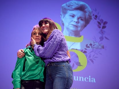 Rozalén y Raquel Orantes en el acto de homenaje a Ana, su madre asesinada hace 25 años por su exmarido en un pueblo de Granada.