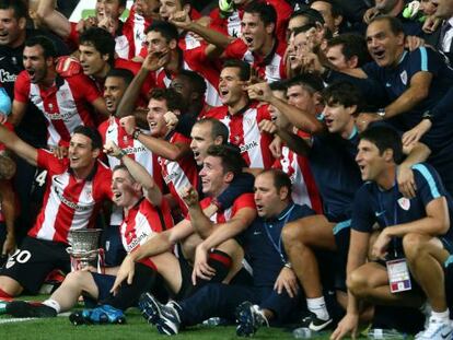 Los jugadores del Athletic Club celebran la Supercopa.