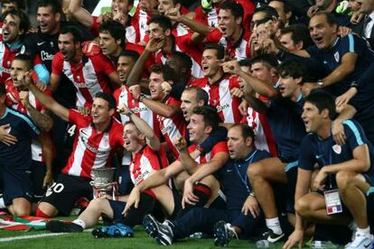 Los jugadores del Athletic Club celebran la Supercopa.