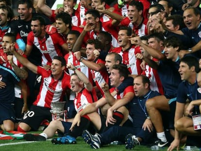 Los jugadores del Athletic Club celebran la Supercopa.