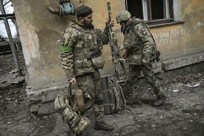 Dos militares ucranios se preparan para unirse al frente cerca de la ciudad de Bajmut ,en la región de Donbas, este sábado.