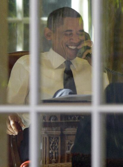 Barack Obama habla por teléfono, ayer en la Casa Blanca.