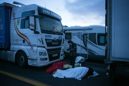 Los camioneros cifran en 100 millones de euros las pérdidas que registra el sector por los problemas de cortes y disturbios que registran los pasos transfronterizos ubicados en Cataluña, los de la Jonquera y Le Perthus, según la Asociación del Transporte Internacional de Carretera (Astic). En la imagen, algunos manifestantes duermen entre vehículos bloqueados en la autovía.