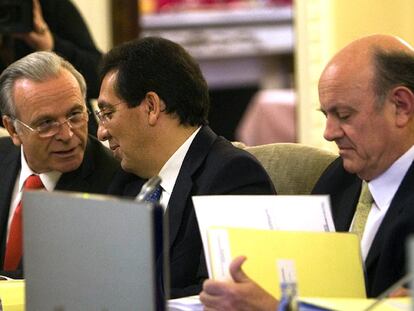 De izquierda a derecha, Isidro Fainé, Antonio Pulido, presidente de Cajasol, y Juan Ramón Quintás, ayer en el consejo de la CECA.