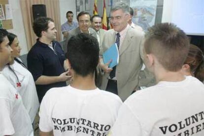 Diego Macià y Juan José Moragues, ayer en Elche, con voluntarios en la sede de Cruz Roja.