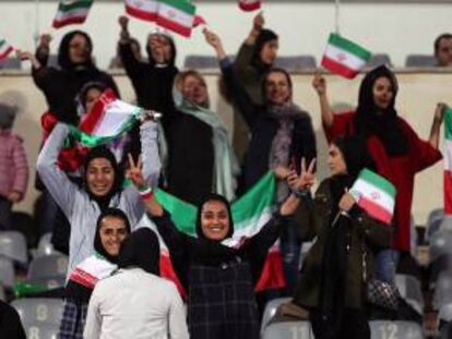Mujeres iraníes, en un partido contra Bolivia en Teherán.