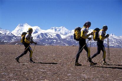 <b><i>Trekking </b></i>frente al Sisha Pangma (Tíbet), el más pequeño de los <b><i>ochomiles, </b></i>entre Nepal y Tíbet, durante una competición de deportes de aventura.