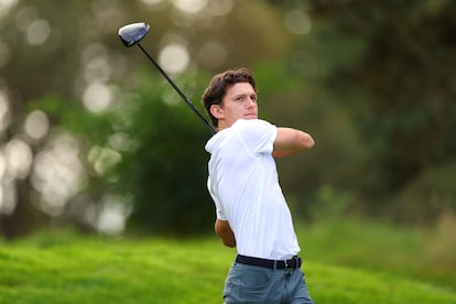 Tom Holland jugandoi al golf en 2023.