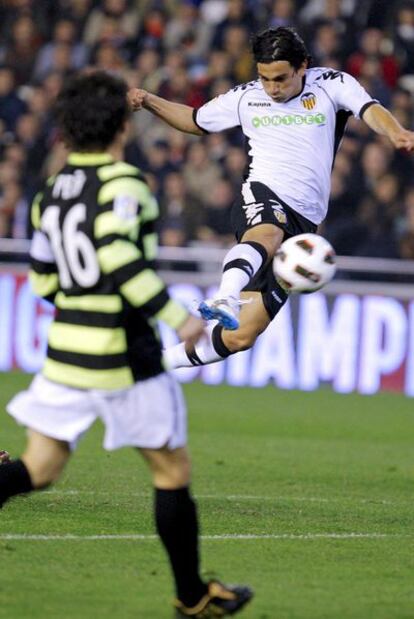Tino Costa, en un disparo a puerta ante Peña.