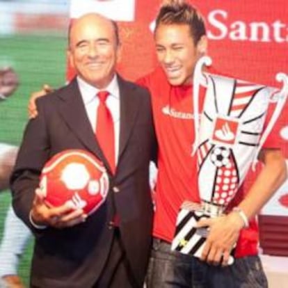 Emilio Botín ha entregado a Neymar el premio al mejor jugador de la Copa de Libertadores