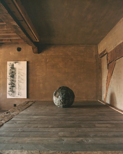 Escultura de Lucio Fontana en la sala 'Wabi'.