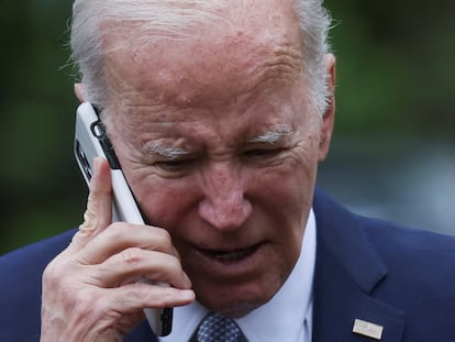 Joe Biden, este miércoles durante una conversación teléfonica en los jardines de la Casa Blanca.