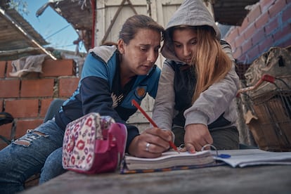 En un 6% de los hogares en Argentina alguno de los menores de edad abandonó la escuela durante 2020. En la imagen, una madre ayuda a su hija con los deberes.