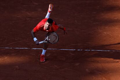 Un saque de Djokovic durante el partido contra Khachanov, este martes.