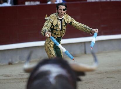 Juan Jos&eacute; Padilla con el primero de la tarde.
 