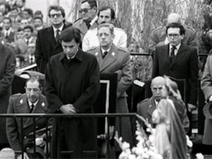 Narcís Serra, Felipe González y Eduardo Serra, en la base de la División Acorazada Brunete, el 8 de diciembre de 1982.