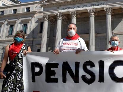 Una representación del Movimiento de Pensionistas de la Comunidad Autónoma Vasca y Navarra durante se concentran ante el Congreso de los Diputados.