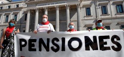 Una representación del Movimiento de Pensionistas de la Comunidad Autónoma Vasca y Navarra durante se concentran ante el Congreso de los Diputados.