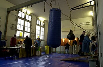 Votantes holandeses depositan sus sufragios en un gimnasio convertido en colegio electoral.