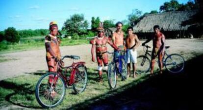 Los nativos de la selva del Amazonas con bicis donadas por vecinos de Chantada.