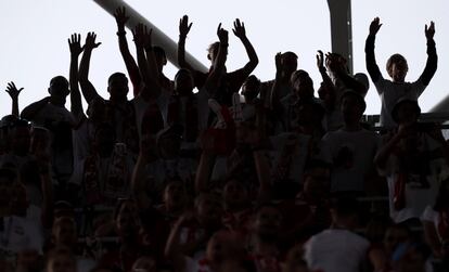 Fans animan a su equipo antes del partido del grupo H entre Polonia y Senegal en la Copa Mundial de fútbol 2018 en el Estadio Spartak en Moscú.